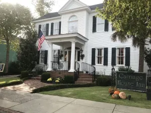 Carriage House Inn