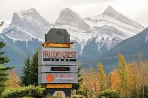 Falcon Crest Lodge by CLIQUE