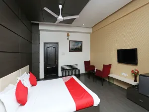 OYO 11939 Hotel Queens Club of India