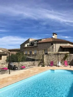 Maison charmante à Orgnac-lAven avec piscine partagée.