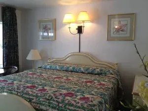 Three Oaks Motel