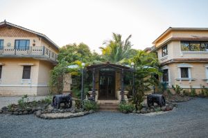 Gir lion s Paw Hotel