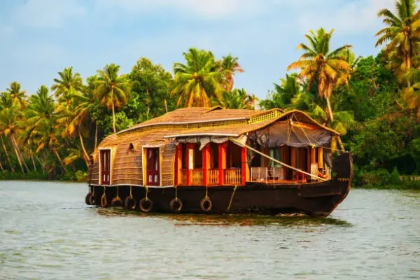 3-Night Kerala Weekend Tour: Alleppey & Munnar Adventure