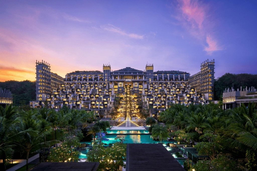 Take a virtual tour of the best hotels and explore comfort, style, and prime locations.
